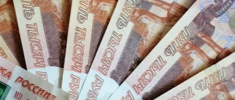 Жительница Северодвинска украла деньги с карты несовершеннолетней